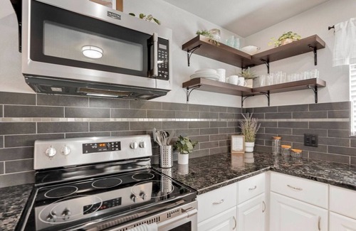 Loveland House | Dog/Cat Friendly ~ Lil' Love Shack ~ Private Yard