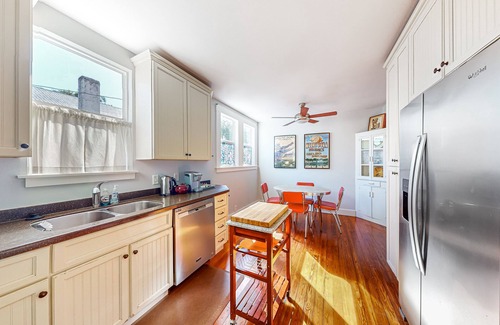 Mount Dora House | Dog-friendly 1920s home near downtown with a yard, grill, streaming, & AC