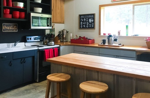 Kettle Falls Cabin | Dog-friendly 20-acre glamping camp with 2 cabins & firepit - near Columbia River