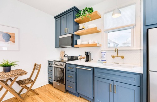 San Jacinto House | Dog-friendly 2nd-story duplex with shared backyard patio - 1 block from beach