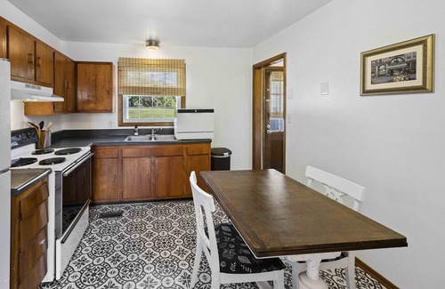 Knoxville House | Dog-friendly, 30 day minimum stay, Mid-Century Modern Haven