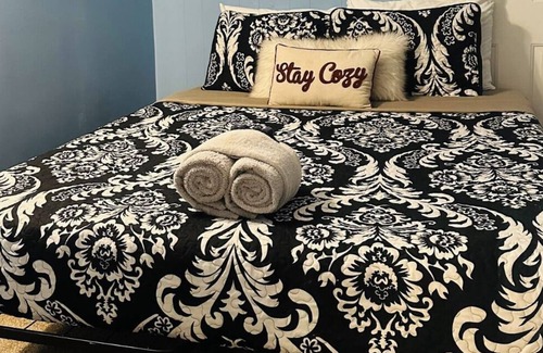 Dupont Apartment | Dog Friendly 3bed/1bath by DIA