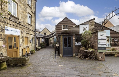 Cirencester Cottage | Dog Friendly Apartment - The Miller's Snug at Cowley House