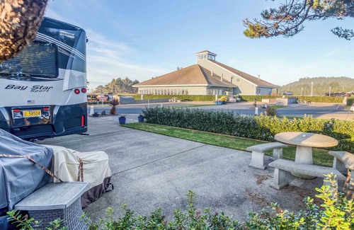 Agate Beach RV Rental | Dog Friendly, Available with 50AMP, 30AMP, Water and Sewer hook up's, WiFi