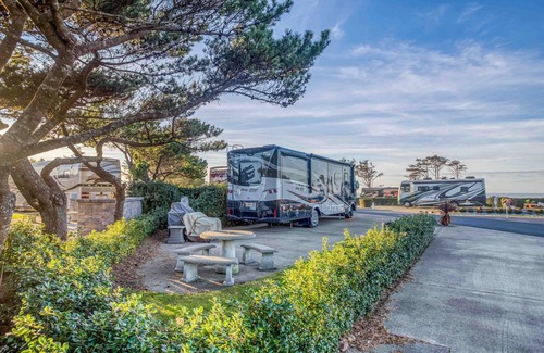 Agate Beach RV Rental | Dog Friendly, Available with 50AMP, 30AMP, Water and Sewer hook up's, WiFi