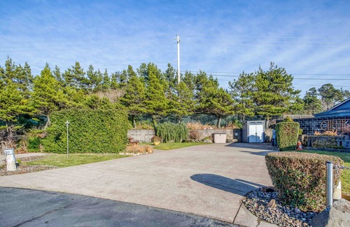 Agate Beach RV Rental | Dog Friendly, Available with 50AMP, 30AMP, Water and Sewer hook up's, WiFi
