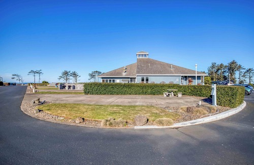 Agate Beach RV Rental | Dog Friendly, Available with 50AMP, 30AMP, Water and Sewer hook up's, WiFi