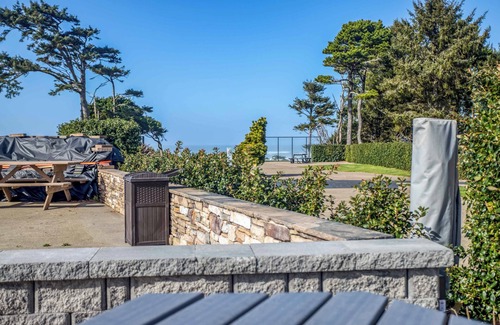 Agate Beach RV Rental | Dog Friendly, Available with 50AMP, 30AMP, Water and Sewer hook up's, WiFi
