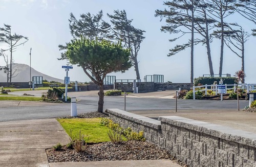Agate Beach RV Rental | Dog Friendly, Available with 50AMP, 30AMP, Water and Sewer hook up's, WiFi
