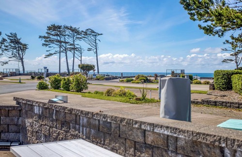 Agate Beach RV Rental | Dog Friendly, Available with 50AMP, 30AMP, Water and Sewer hook up's, WiFi