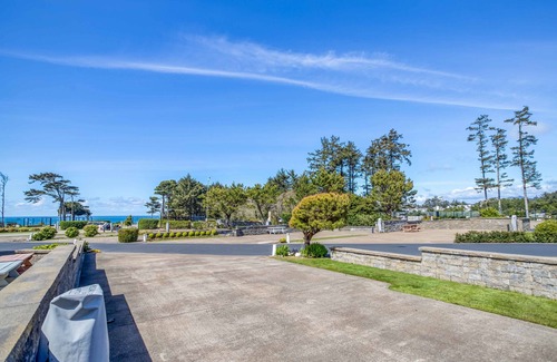 Agate Beach RV Rental | Dog Friendly, Available with 50AMP, 30AMP, Water and Sewer hook up's, WiFi