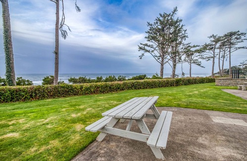 Agate Beach RV Rental | Dog Friendly, Available with 50AMP, 30AMP, Water and Sewer hook up's, WiFi