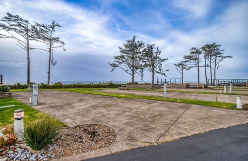 Agate Beach RV Rental | Dog Friendly, Available with 50AMP, 30AMP, Water and Sewer hook up's, WiFi