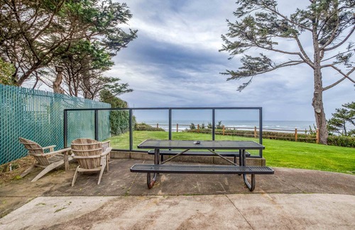 Agate Beach RV Rental | Dog Friendly, Available with 50AMP, 30AMP, Water and Sewer hook up's, WiFi