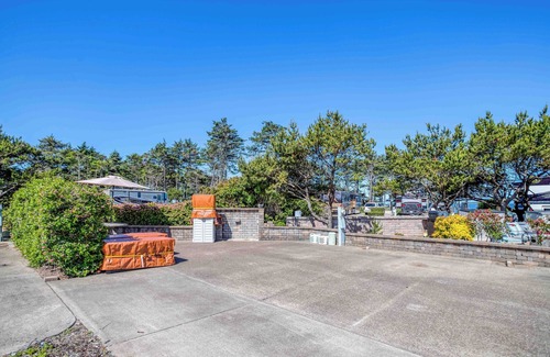 Agate Beach RV Rental | Dog Friendly, Available with 50AMP, 30AMP, Water and Sewer hook up's, WiFi