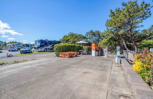 Agate Beach RV Rental | Dog Friendly, Available with 50AMP, 30AMP, Water and Sewer hook up's, WiFi