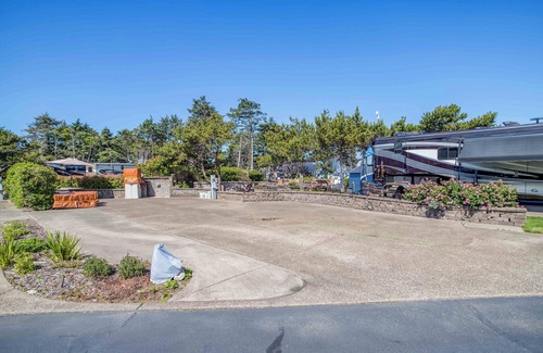 Agate Beach RV Rental | Dog Friendly, Available with 50AMP, 30AMP, Water and Sewer hook up's, WiFi