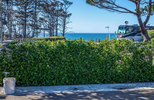 Agate Beach RV Rental | Dog Friendly, Available with 50AMP, 30AMP, Water and Sewer hook up's, WiFi