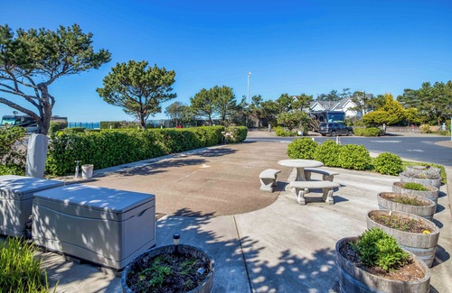 Agate Beach RV Rental | Dog Friendly, Available with 50AMP, 30AMP, Water and Sewer hook up's, WiFi