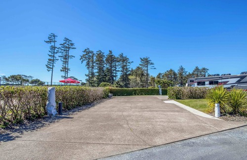 Agate Beach RV Rental | Dog Friendly, Available with 50AMP, 30AMP, Water and Sewer hook up's, WiFi