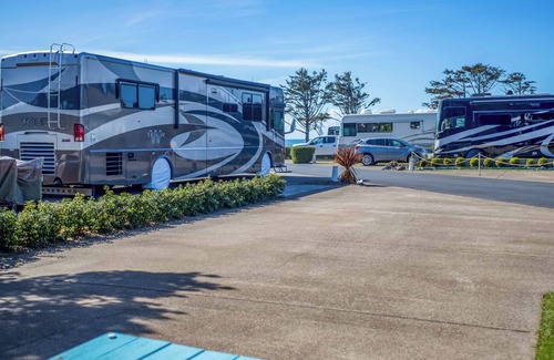Agate Beach RV Rental | Dog Friendly, Available with 50AMP, 30AMP, Water and Sewer hook up's, WiFi