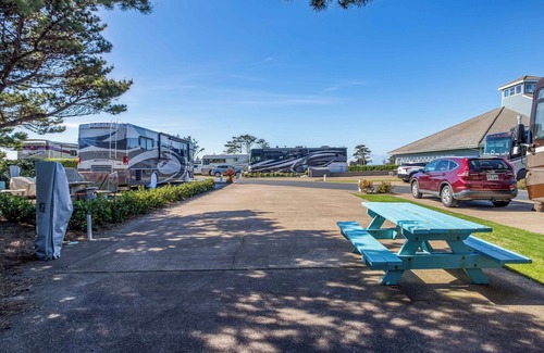 Agate Beach RV Rental | Dog Friendly, Available with 50AMP, 30AMP, Water and Sewer hook up's, WiFi
