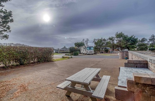 Agate Beach RV Rental | Dog Friendly, Available with 50AMP, 30AMP, Water and Sewer hook up's, WiFi