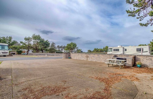Agate Beach RV Rental | Dog Friendly, Available with 50AMP, 30AMP, Water and Sewer hook up's, WiFi