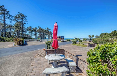 Agate Beach RV Rental | Dog Friendly, Available with 50AMP, 30AMP, Water and Sewer hook up's, WiFi