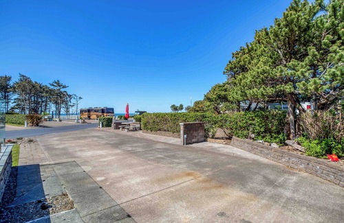 Agate Beach RV Rental | Dog Friendly, Available with 50AMP, 30AMP, Water and Sewer hook up's, WiFi