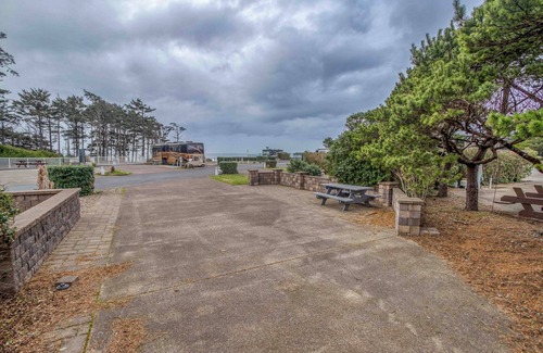 Agate Beach RV Rental | Dog Friendly, Available with 50AMP, 30AMP, Water and Sewer hook up's, WiFi