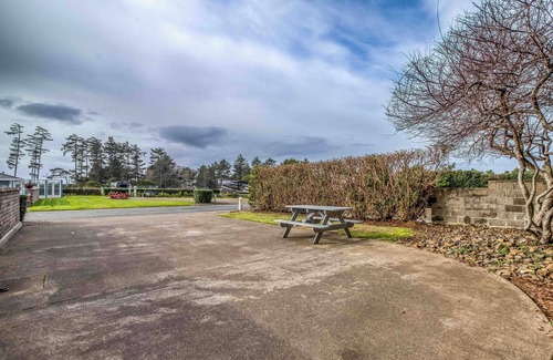 Agate Beach RV Rental | Dog Friendly, Available with 50AMP, 30AMP, Water and Sewer hook up's, WiFi