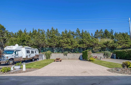 Agate Beach RV Rental | Dog Friendly, Available with 50AMP, 30AMP, Water and Sewer hook up's, WiFi