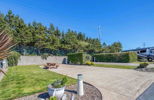 Agate Beach RV Rental | Dog Friendly, Available with 50AMP, 30AMP, Water and Sewer hook up's, WiFi
