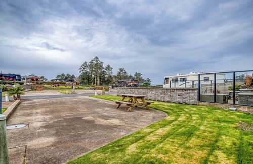 Agate Beach RV Rental | Dog Friendly, Available with 50AMP, 30AMP, Water and Sewer hook up's, WiFi