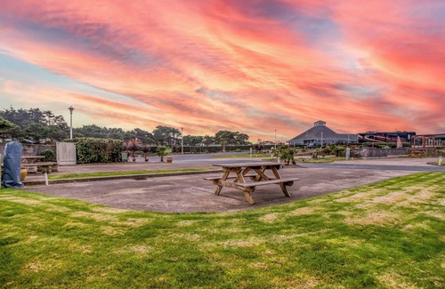 Agate Beach RV Rental | Dog Friendly, Available with 50AMP, 30AMP, Water and Sewer hook up's, WiFi