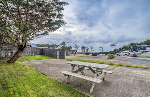 Agate Beach RV Rental | Dog Friendly, Available with 50AMP, 30AMP, Water and Sewer hook up's, WiFi