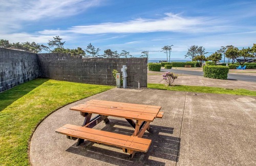 Agate Beach RV Rental | Dog Friendly, Available with 50AMP, 30AMP, Water and Sewer hook up's, WiFi