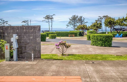 Agate Beach RV Rental | Dog Friendly, Available with 50AMP, 30AMP, Water and Sewer hook up's, WiFi