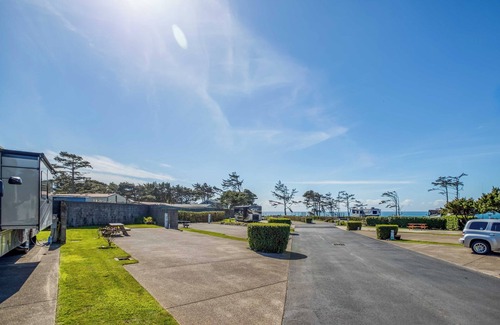 Agate Beach RV Rental | Dog Friendly, Available with 50AMP, 30AMP, Water and Sewer hook up's, WiFi