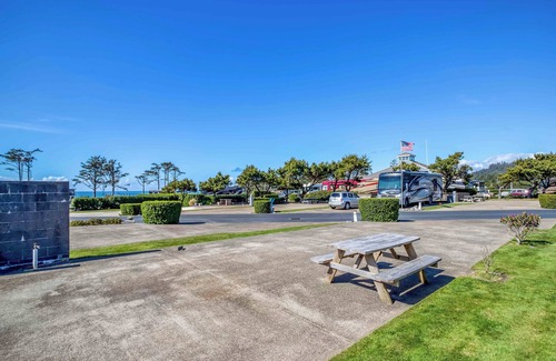 Agate Beach RV Rental | Dog Friendly, Available with 50AMP, 30AMP, Water and Sewer hook up's, WiFi
