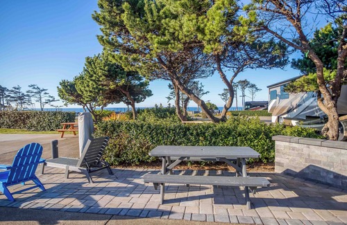 Agate Beach RV Rental | Dog Friendly, Available with 50AMP, 30AMP, Water and Sewer hook up's, WiFi