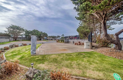 Agate Beach RV Rental | Dog Friendly, Available with 50AMP, 30AMP, Water and Sewer hook up's, WiFi