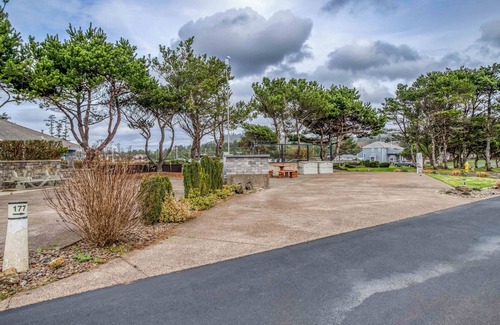 Agate Beach RV Rental | Dog Friendly, Available with 50AMP, 30AMP, Water and Sewer hook up's, WiFi