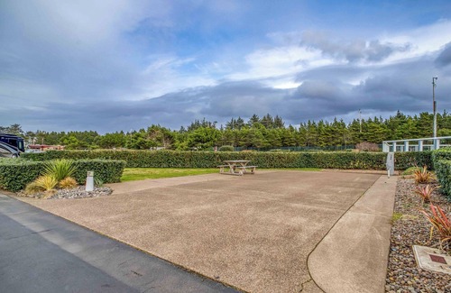 Agate Beach RV Rental | Dog Friendly, Available with 50AMP, 30AMP, Water and Sewer hook up's, WiFi