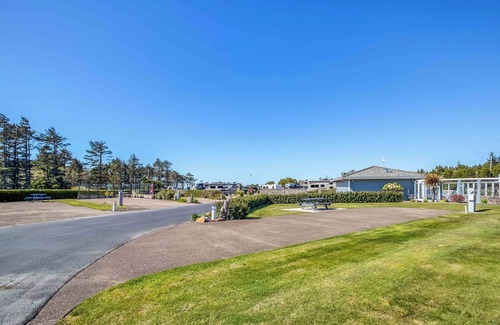 Agate Beach RV Rental | Dog Friendly, Available with 50AMP, 30AMP, Water and Sewer hook up's, WiFi