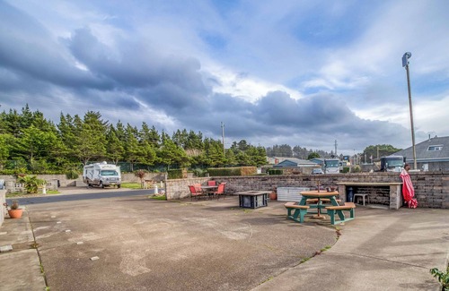 Agate Beach RV Rental | Dog Friendly, Available with 50AMP, 30AMP, Water and Sewer hook up's, WiFi