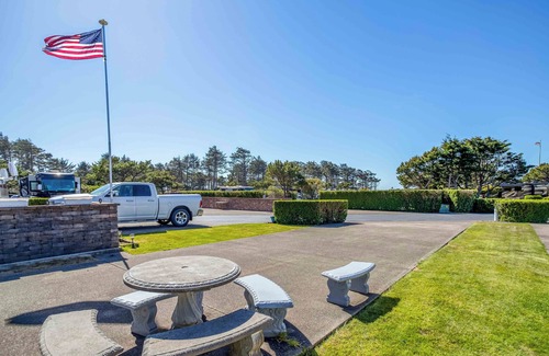 Agate Beach RV Rental | Dog Friendly, Available with 50AMP, 30AMP, Water and Sewer hook up's, WiFi