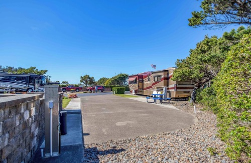 Agate Beach RV Rental | Dog Friendly, Available with 50AMP, 30AMP, Water and Sewer hook up's, WiFi