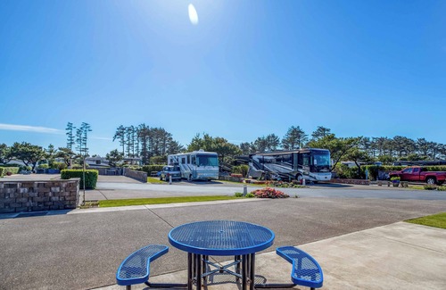 Agate Beach RV Rental | Dog Friendly, Available with 50AMP, 30AMP, Water and Sewer hook up's, WiFi
